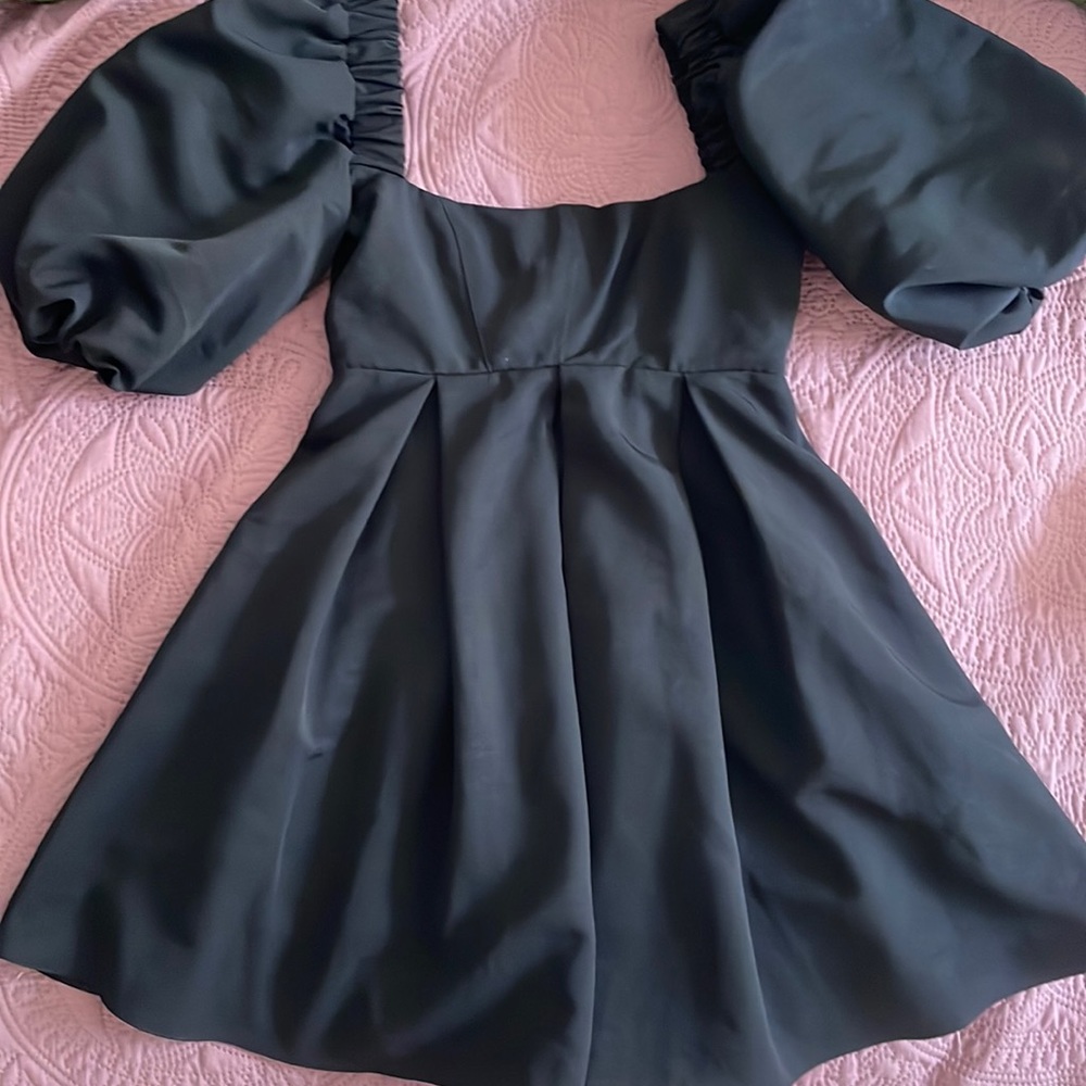Mini black dress, puffer sleeves